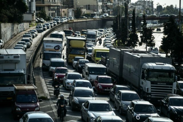 Κίνηση στους δρόμους: Μποτιλιάρισμα χιλιομέτρων στον Κηφισό – Πού εντοπίζονται τα μεγαλύτερα προβλήματα