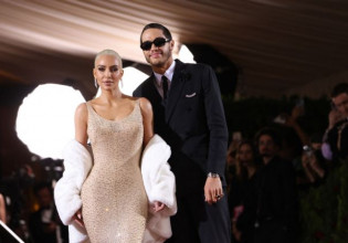 Άγριο κράξιμο Κωστέτσου στην Καρντάσιαν για το φόρεμα της Μονρόε – «Το έκανες να μοιάζει με φτηνό κομπινεζόν»