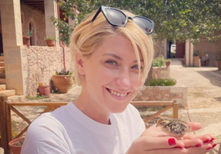 Σία Κοσιώνη: Ευχές για τα γενέθλια της μαμάς της – Δείτε πόσο μοιάζουν