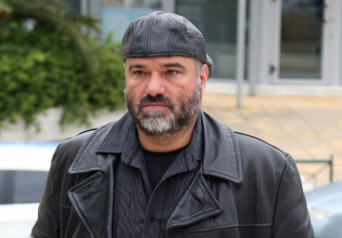 Κώστας Κωστόπουλος: Νέα καταγγελία για σεξουαλική παρενόχληση – «Μού ρίχτηκε μέσα στο αυτοκίνητο»