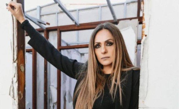 Πιο σέξι από ποτέ η Βίκυ Κουλιανού: Έβαλε πετσέτα για να απολαύσει στην ταράτσα μια… μακαρονάδα