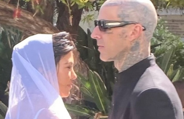 Κόρτνεϊ Καρντάσιαν – Τράβις Μπάρκερ: Παντρεύτηκαν με πολιτικό γάμο στην Καλιφόρνια