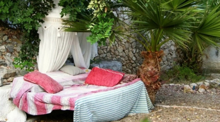 Στην Κρήτη νοικιάζεται κρεβάτι στον… κήπο – Κοστίζει 50 ευρώ την βραδιά