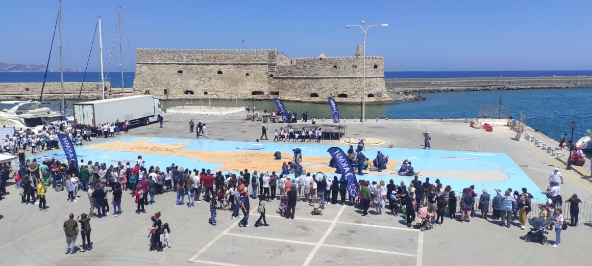 Ηράκλειο: Ρεκόρ Γκίνες για τον «χάρτη» της Κρήτης φτιαγμένο από 32.000 καλτσούνια