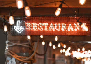 Αφήστε το φούτερ στο σπίτι – Οι ενδυματολογικοί κώδικες στα εστιατόρια επέστρεψαν