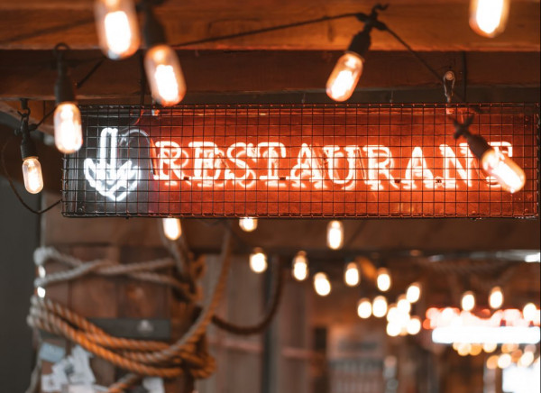 Αφήστε το φούτερ στο σπίτι – Οι ενδυματολογικοί κώδικες στα εστιατόρια επέστρεψαν