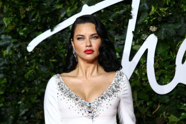 Adriana Lima: Ποζάρει ολόγυμνη με φουσκωμένη κοιλιά και είναι πιο σέξι από ποτέ