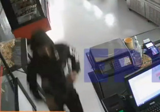 Βίντεο ντοκουμέντο: Εισβολή ανηλίκων σε φούρνο στο Π. Φάληρο