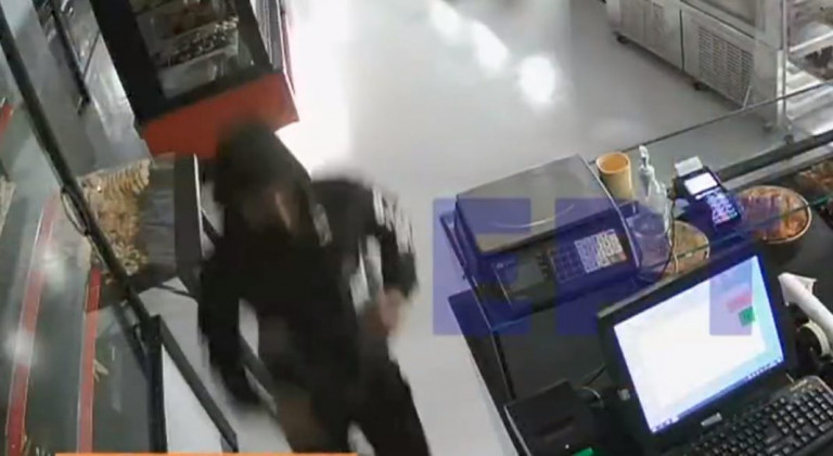 Βίντεο ντοκουμέντο: Εισβολή ανηλίκων σε φούρνο στο Π. Φάληρο