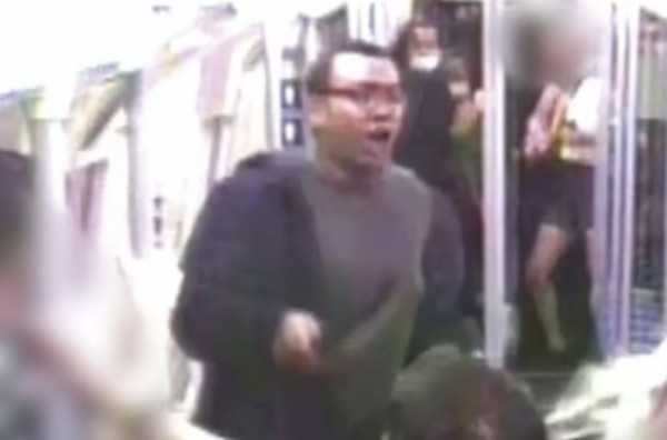 Λονδίνο: Βίντεο που κόβει την ανάσα – Άνδρας επιτίθεται με ματσέτα στο Μετρό