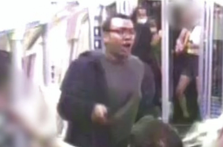 Λονδίνο: Βίντεο που κόβει την ανάσα – Άνδρας επιτίθεται με ματσέτα στο Μετρό