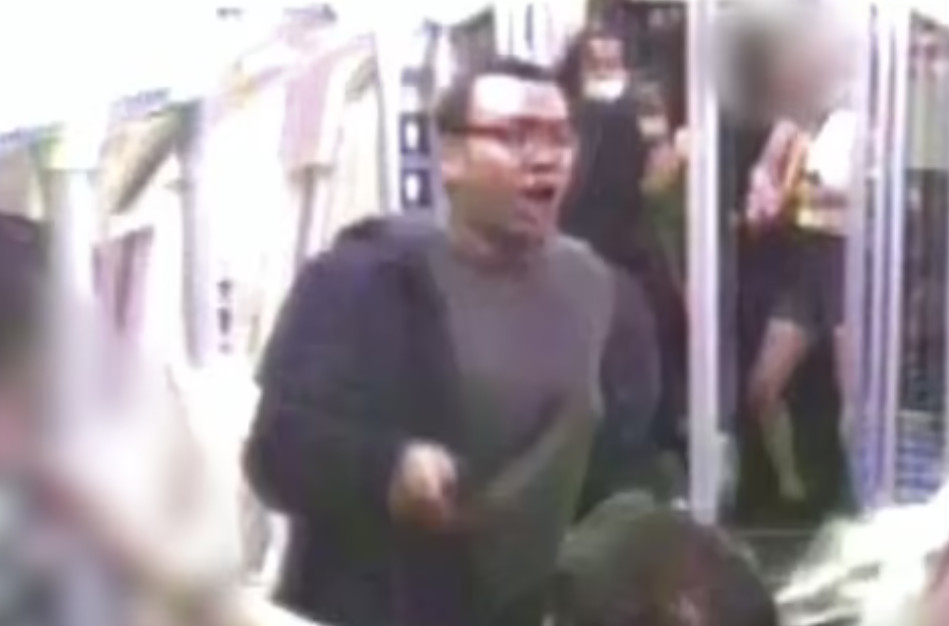 Λονδίνο: Βίντεο που κόβει την ανάσα – Άνδρας επιτίθεται με ματσέτα στο Μετρό