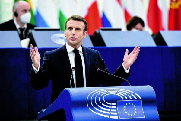 Μακρόν: Ο «αγκιτάτορας» της Ευρώπης επιστρέφει στις Βρυξέλλες
