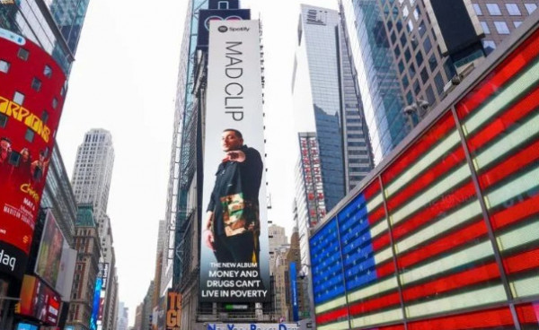 Mad Clip: Μπήκε σε billboard στην Times Square