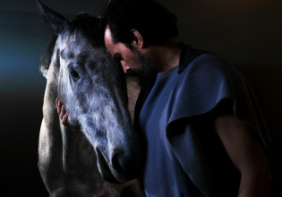 Ο Τάσος Νούσιας στον ρόλο του Φιλοκτήτη του Σοφοκλή