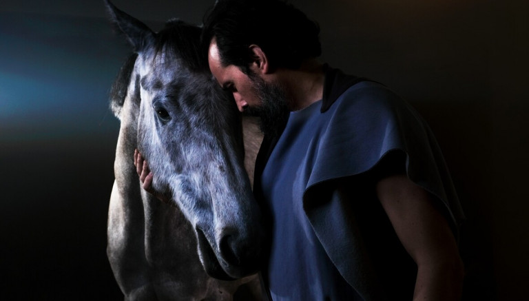 Ο Τάσος Νούσιας στον ρόλο του Φιλοκτήτη του Σοφοκλή