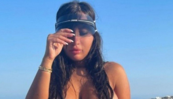 «Αλληθώρισε» ολόκληρη η Μύκονος – Η Αλβανίδα influencer τα πέταξε όλα και… έμεινε τελείως γυμνή!