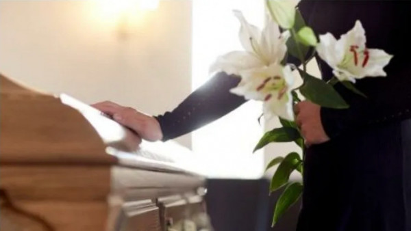 Γαλλία: Γυναίκα ζητάει από τον Μακρόν να παρέμβει για να μπορέσει να παντρευτεί τον… νεκρό σύντροφό της