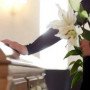 Γαλλία: Γυναίκα ζητάει από τον Μακρόν να παρέμβει για να μπορέσει να παντρευτεί τον… νεκρό σύντροφό της