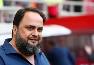 Πανευτυχής και δικαιωμένος ο Βαγγέλης Μαρινάκης: «Κάναμε ό,τι υποσχεθήκαμε, πάμε για τρόπαια με τη Νότιγχαμ Φόρεστ. Συγχαρητήρια στον γιο μου, Μιλτιάδη»