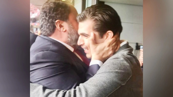 Η αγκαλιά του Βαγγέλη Μαρινάκη με τον γιο του, Μιλτιάδη μετά τη νίκη της Νότιγχαμ