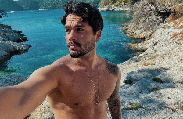 Χρήστος Μάστορας: Μαγειρεύει μόνο με το μαγιό και «ρίχνει» το Instagram