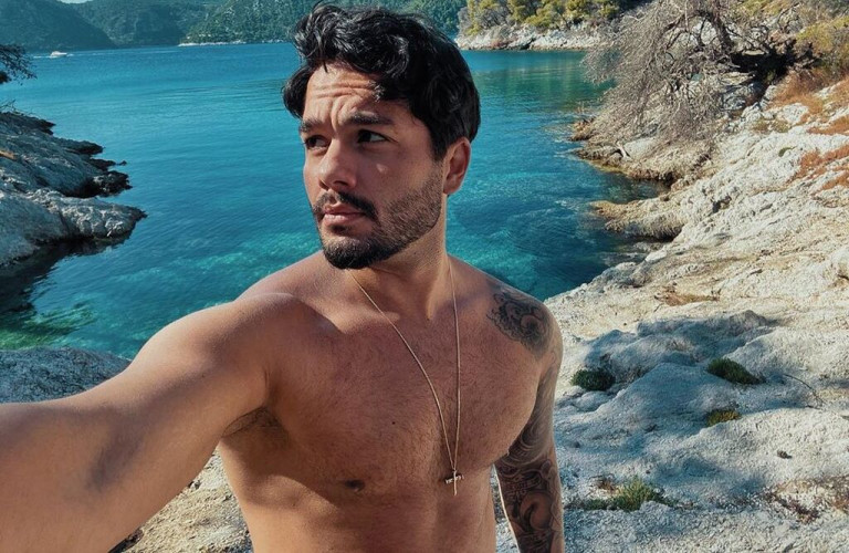 Χρήστος Μάστορας: Ποζάρει ημίγυμνος και «κολάζει» το Instagram