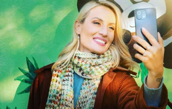 Η κόρη της Ελεονώρας Μελέτη ζωγραφίζει με νερομπογιές τη… μαμά της