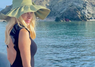 Ελένη Μενεγάκη: Έκανε την πρώτη της βουτιά για φέτος παρέα με πρόσωπο – έκπληξη