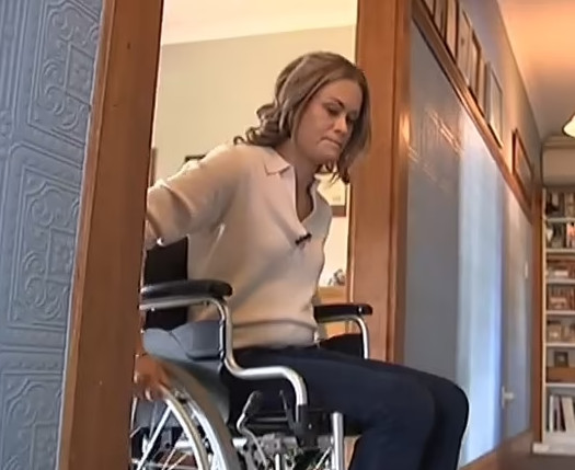 Βρετανία: Υγιής μαμά κόλλησε κοροναϊό και καθηλώθηκε σε αναπηρικό καροτσάκι