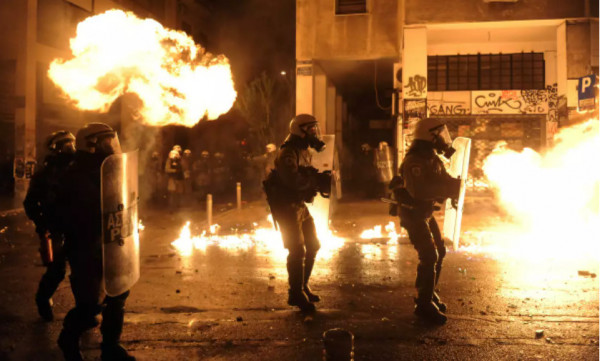 Εξάρχεια: Καταδρομική επίθεση με μολότοφ κατά των ΜΑΤ στη Χαρ. Τρικούπη – Κάηκαν 3 ΙΧ
