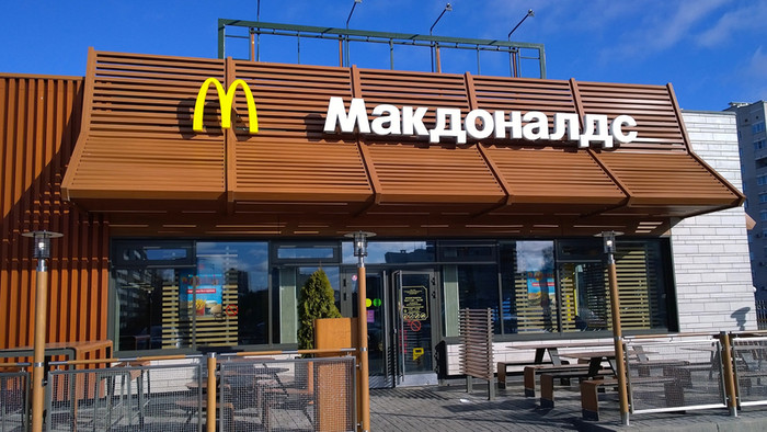 Ρωσία: Τέλος εποχής για τα McDonald’s στη Μόσχα – Εργάτες απομακρύνουν τις «Χρυσές Αψίδες»