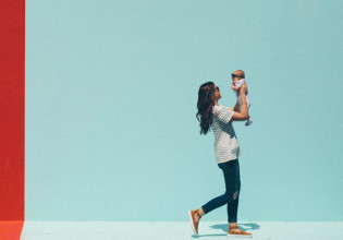 Γιορτή της Μητέρας: Τις μητέρες που βιώνουν δύσκολες καταστάσεις, τιμούν σήμερα οι δήμοι της Αττικής