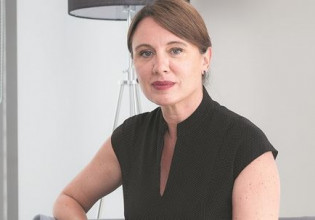 Νίνα Γκρέγκορι: Ορατή βελτίωση του προσφυγικού στα νησιά