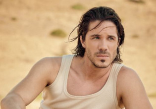 Χαμός στη Μύκονο με τα πανέμορφα κορίτσια του Νίκου Οικονομόπουλου