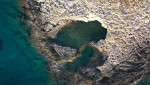 Κακιά θάλασσα: Το νησί με τη φυσική πισίνα σε απόσταση αναπνοής από το κέντρο της Αθήνας