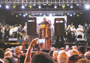 Ενας επαναστάτης που τα βάζει με τους «νονούς»