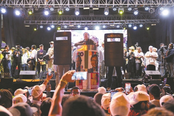 Ενας επαναστάτης που τα βάζει με τους «νονούς»