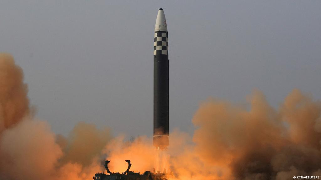 Β. Κορέα: Τριπλή εκτόξευση βαλλιστικών πυραύλων μετά την επίσκεψη Μπάιντεν στη Σεούλ