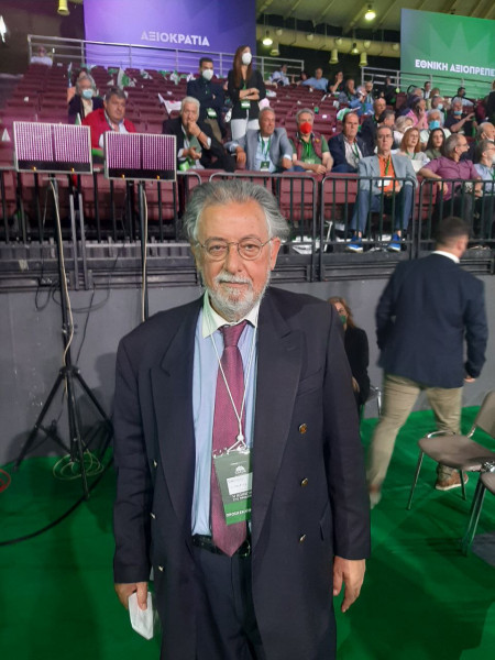 Στο συνέδριο του ΠΑΣΟΚ ο Γιάννης Πανούσης: «Αστική ευγένεια γαρ…»