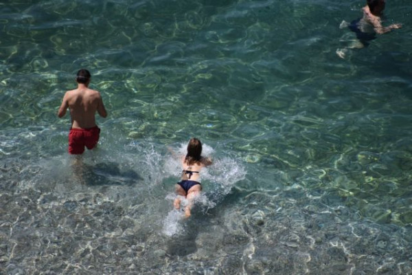 Καιρός: Σκαρφαλώνει στους 37 βαθμούς ο υδράργυρος