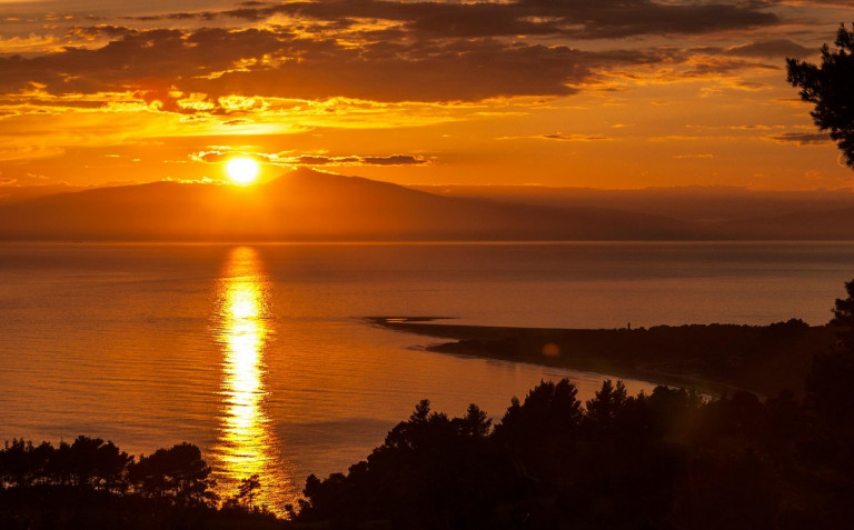 Ελλάδα: Αφιέρωμα του National Geographic Traveler της Πολωνίας στα νησιά μας