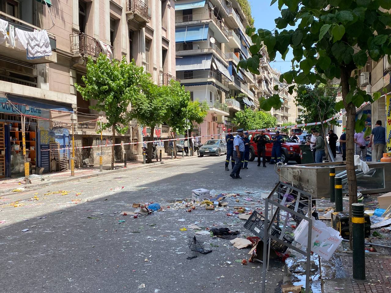 «Από θαύμα δεν υπήρξαν θύματα» - Βομβαρδισμένο τοπίο μετά την έκρηξη στο κέντρο της Αθήνας [Εικόνες]