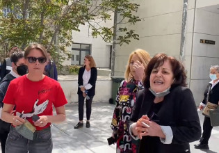 Δίκη Ζακ Κωστόπουλου: Η οργή της Μάγδας Φύσσα για την απόφαση και η καταγγελία για επίθεση από ΜΑΤ