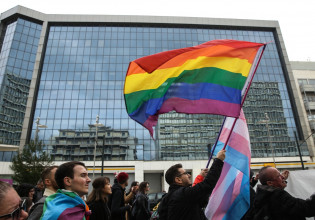 «Θεραπείες» μεταστροφής: Ανατριχιαστικές μαρτυρίες από ΛΟΑΤΚΙ άτομα – «Έκλαιγα και ούρλιαζα»