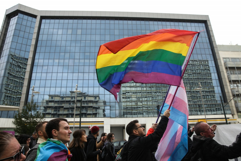 «Θεραπείες» μεταστροφής: Ανατριχιαστικές μαρτυρίες από ΛΟΑΤΚΙ άτομα – «Έκλαιγα και ούρλιαζα»