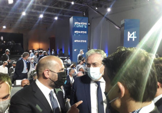 Συνέδριο ΝΔ: Ποιος έχει τις καλύτερες διαδικασίες; Τζανακόπουλος και Μάντζος αστειεύτηκαν με Θεοδωρικάκο και Ταραντίλη