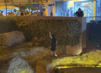 Θεσσαλονίκη: Κουκουλοφόρος εγκλωβίζεται και τον περικυκλώνουν οι αστυνομικοί – Η σύλληψή του