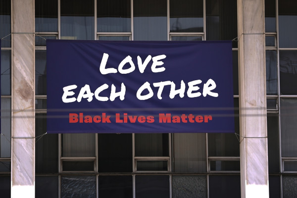 Τζορτζ Φλόιντ: To Black Lives Matter στην πρόσοψη της αμερικανικής πρεσβείας