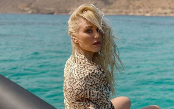 Πηνελόπη Αναστασοπούλου: Ποζάρει topless και οι followers της παραμιλούν